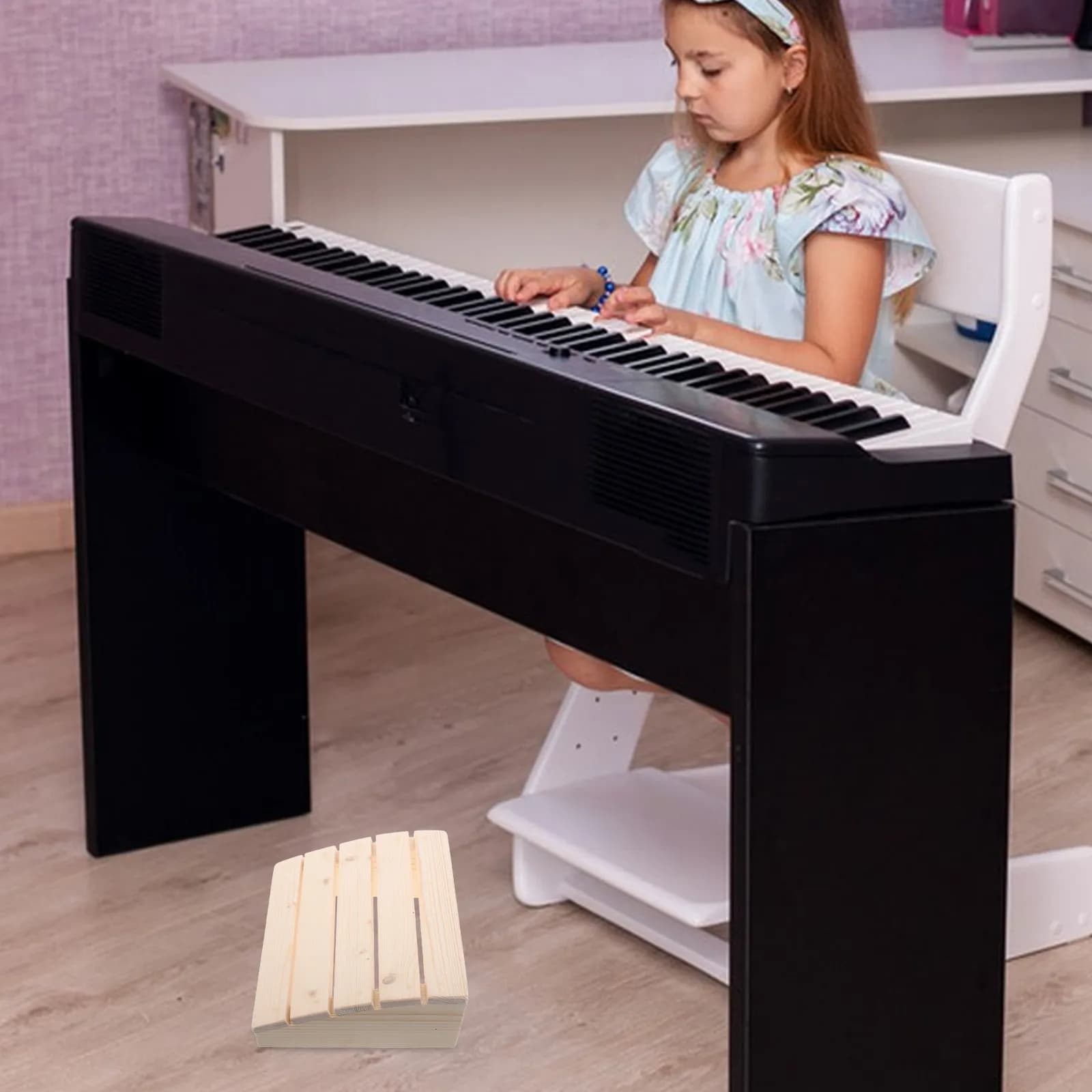 Elegante panca per pianoforte in legno con poggiapiedi ergonomico e morbido cuscino per una postura corretta durante la pratica.