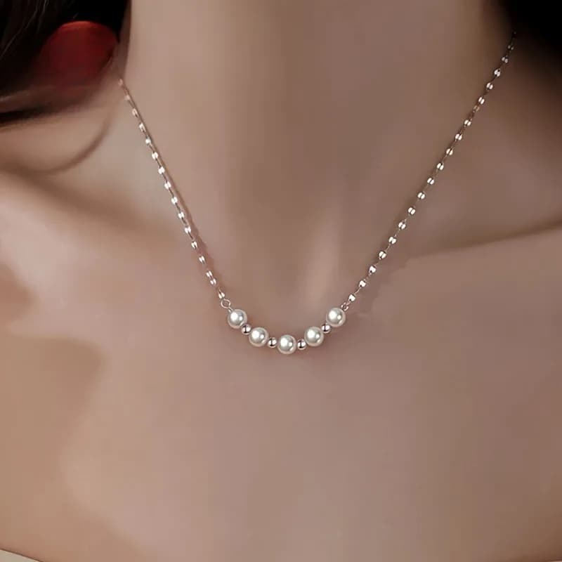 Collana di perle finte con catena elegante e alla moda, adatta per l'uso quotidiano delle donne, regali di gioielli per le vacanze