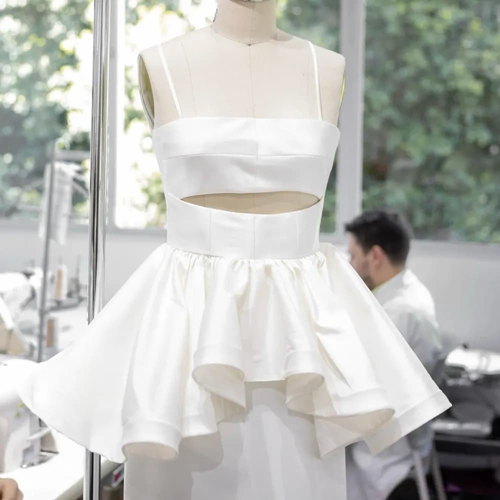 Top corto in raso bianco con lacci incrociati sul retro e orlo arricciato – Body sexy senza spalline per feste, matrimoni, balli da sera