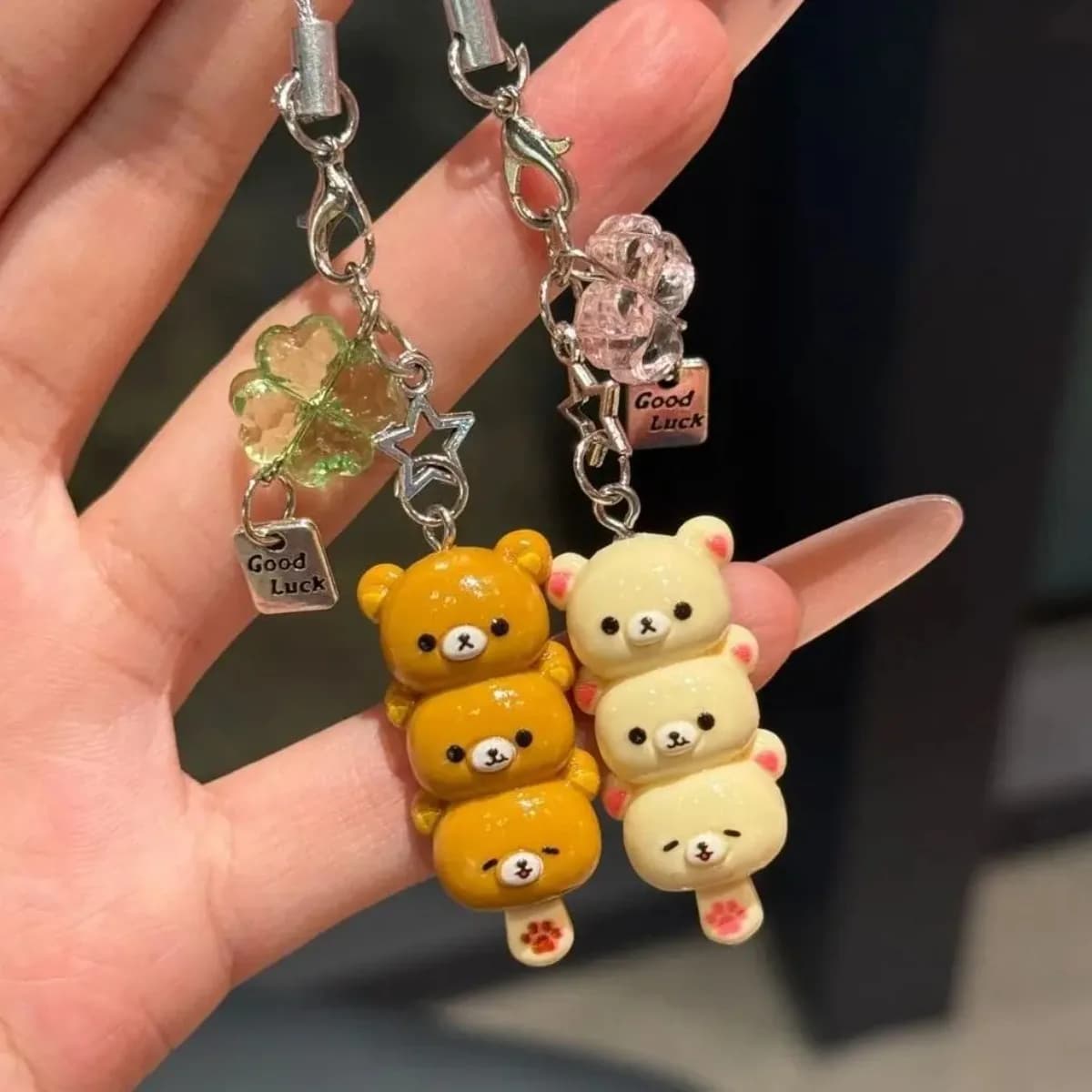 Simpatico orso ciondolo con ciondoli per telefono Kawaii Anime portachiavi accessori per chiavi zainetto IPhone17 Pro Max Airpods Ins