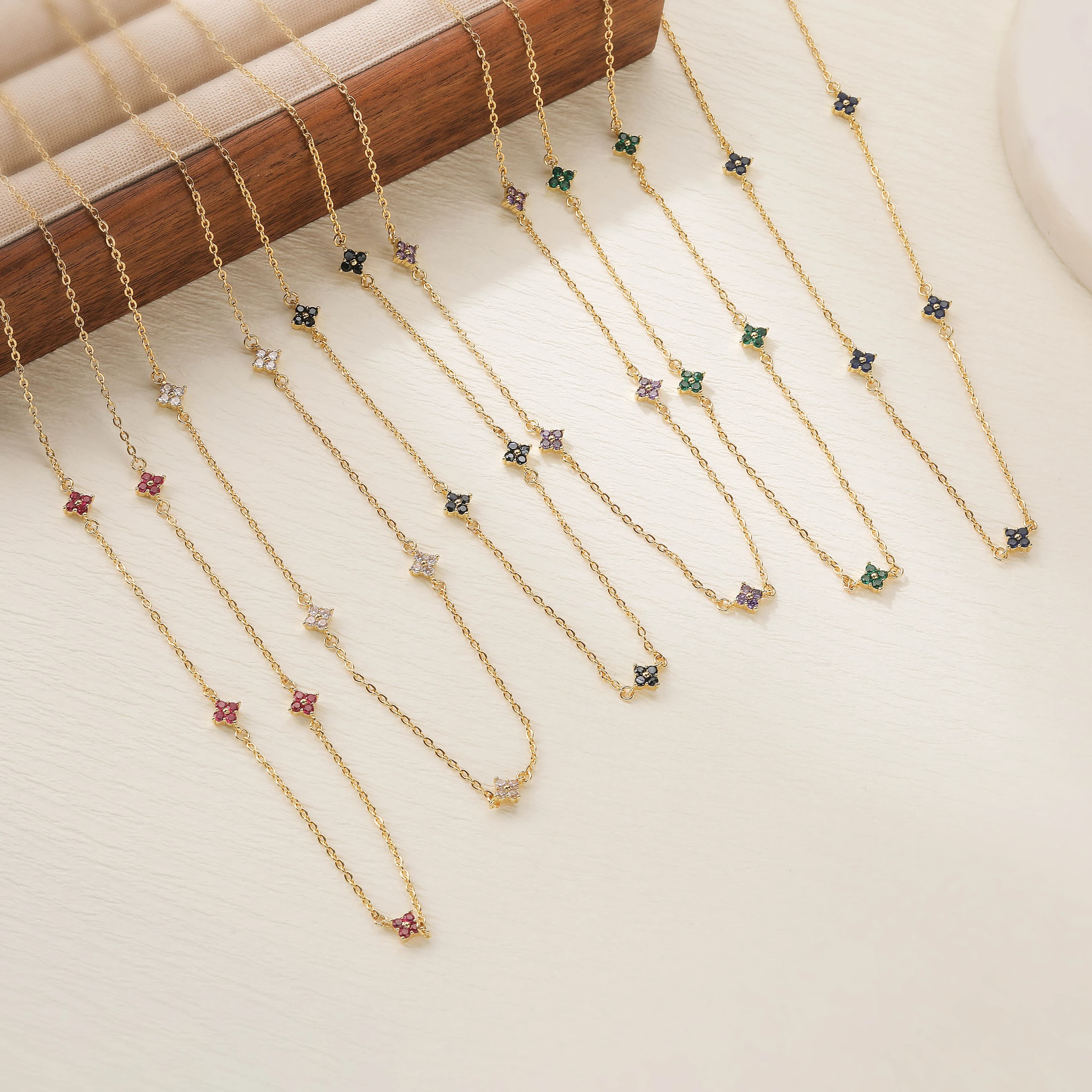 Collana girocollo con fiore in ottone placcato oro 18 carati e zirconi cubici per donna, delicata, estetica, minimalista, con zirconi incastonati, idea regalo.
