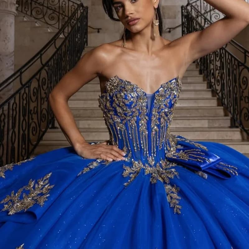 Abito Quinceanera blu royal lucido con spalle scoperte stratificazione di cristallo glitter decalcomania Coda lunga abiti da 15 Quinceanera Personalizza