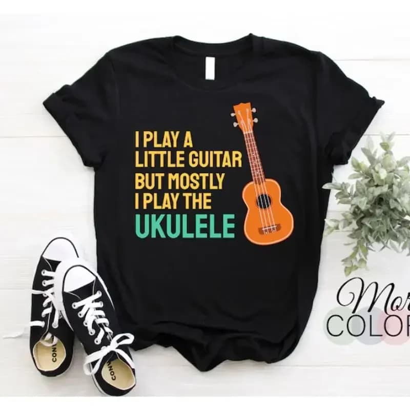 Nuova maglietta: I play un ukulele piccolo, chitarra, ukulelist, musicista