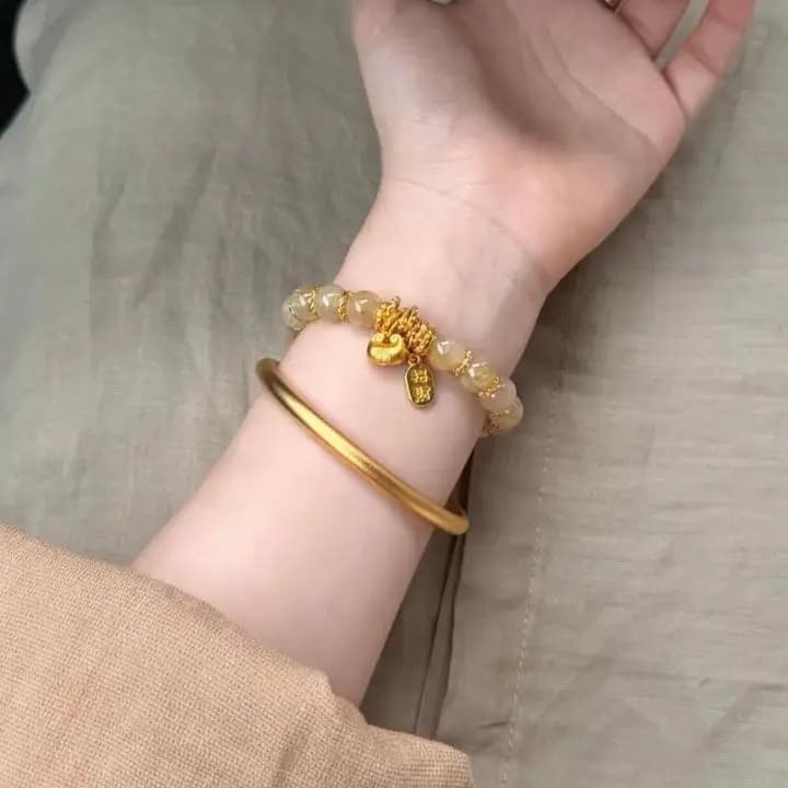 Bracciale con perline di quarzo rutilato dorato naturale, bracciale con ciondolo a chiusura di sicurezza placcato oro, gioielli in cristallo curativo portafortuna per donna