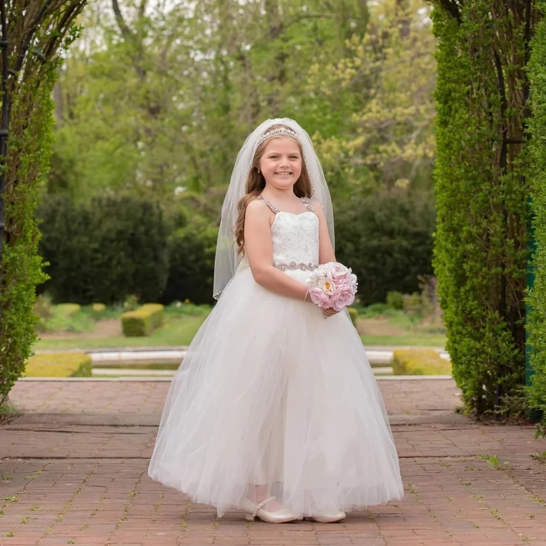 Abiti da ragazza di fiore bianchi per matrimonio Abito da ragazza senza maniche con applicazioni in pizzo di cristallo per servizio fotografico Abito da prima comunione personalizzato
