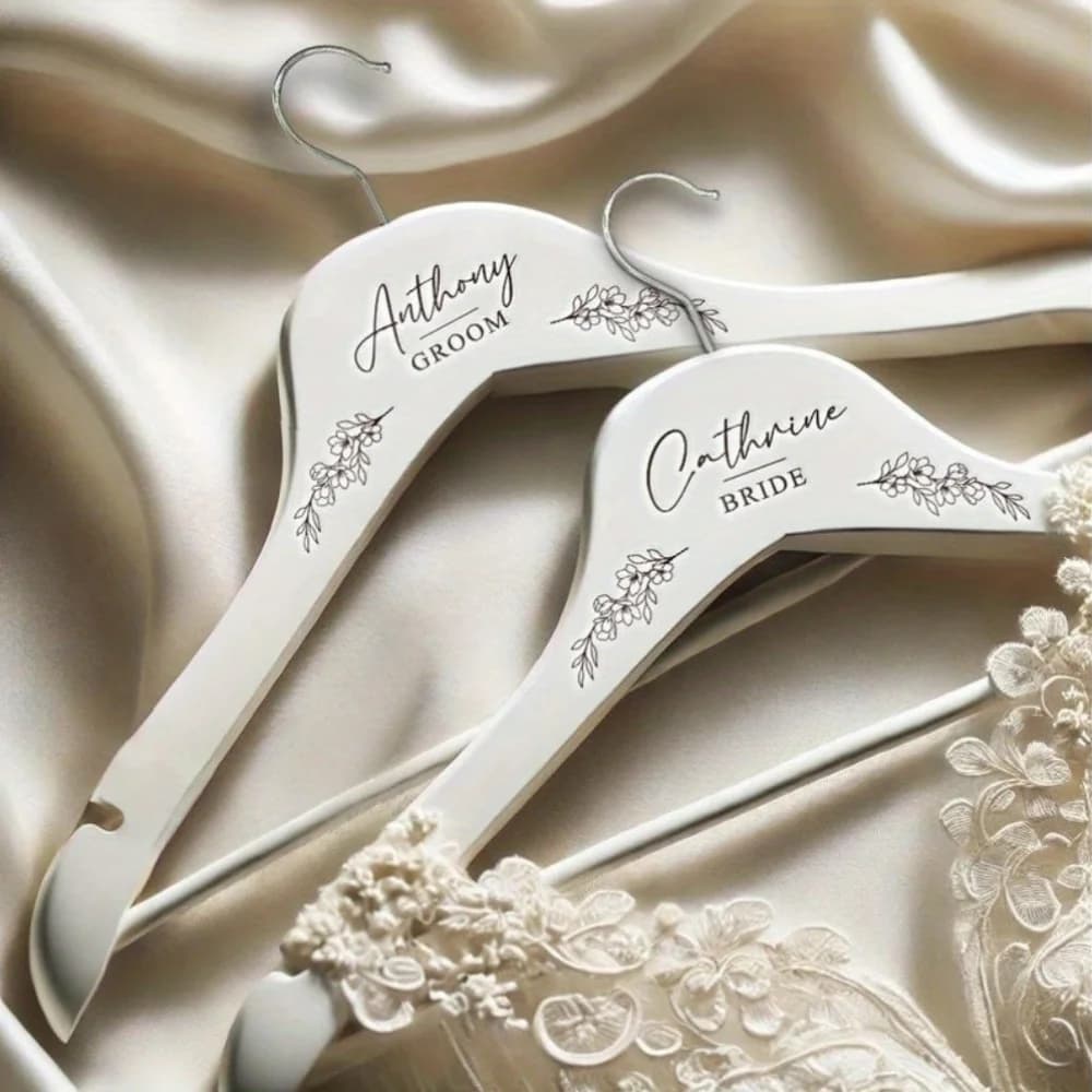 1pc Custom Engraved Name Wooden hanger Custom name Hand-made engraving Wooden hanger Valentine's Day Gifts for Anniversary
