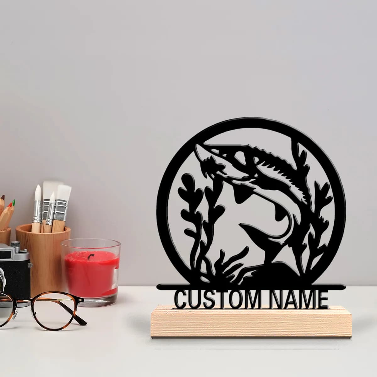 Statua in Metallo di Storione Personalizzata con Base in Legno, Decorazione da Tavolo, Arte Nautica da Scrivania, Perfetta come Regalo