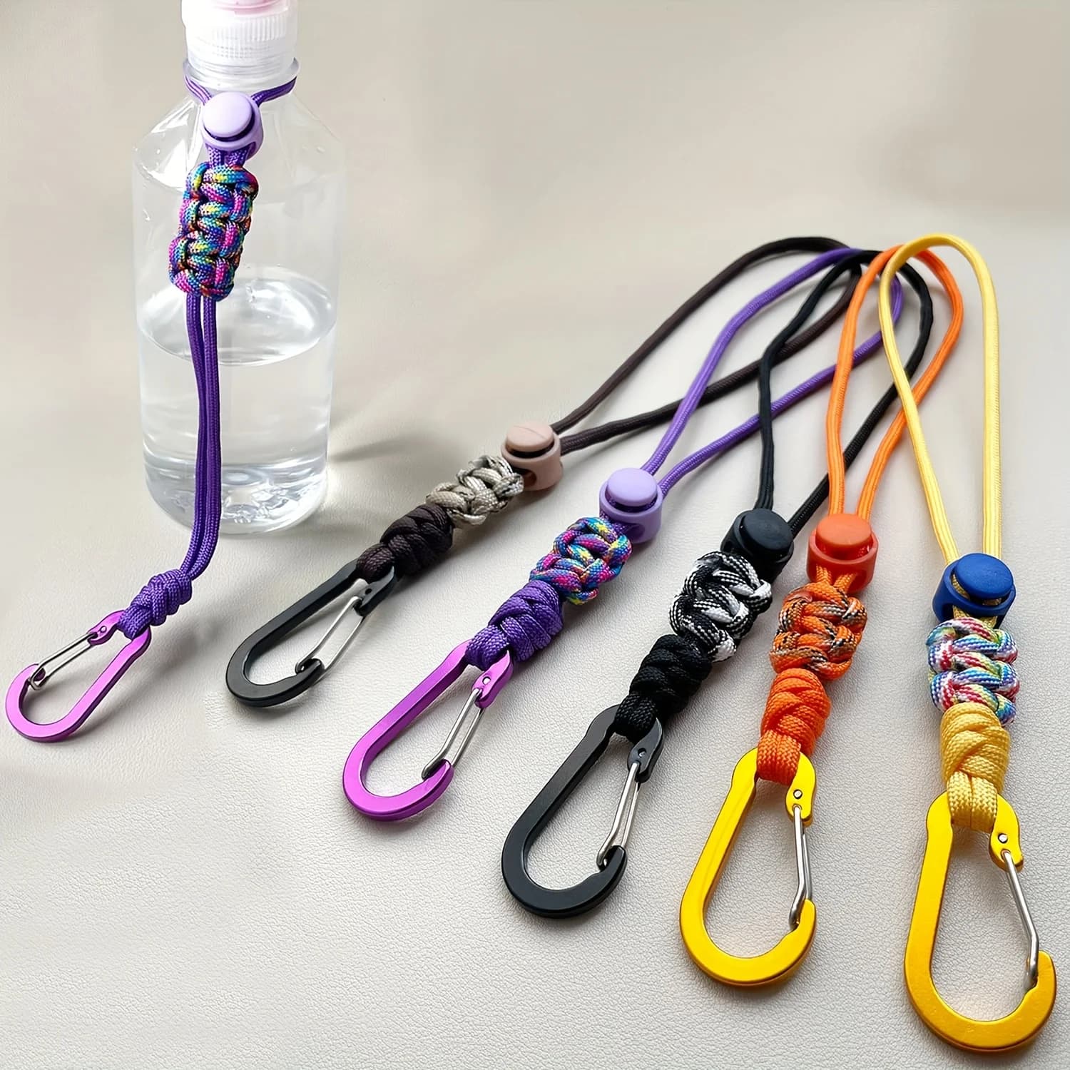 Clip per Bottiglia d'Acqua e Portachiavi in Alluminio Tutto-in-Uno Laccetto Portatile per Bevande, Gancio per Zaino, Accessorio Indispensabile per Viaggi ed Escursioni.