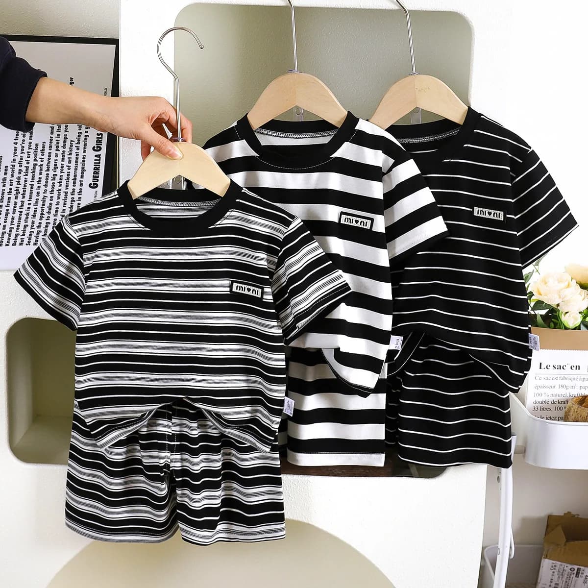 Set di vestiti superiori e inferiori per bambini della nuova estate Set di due pezzi a maniche corte sportivo casual in cotone a righe per bambini 0-5 anni