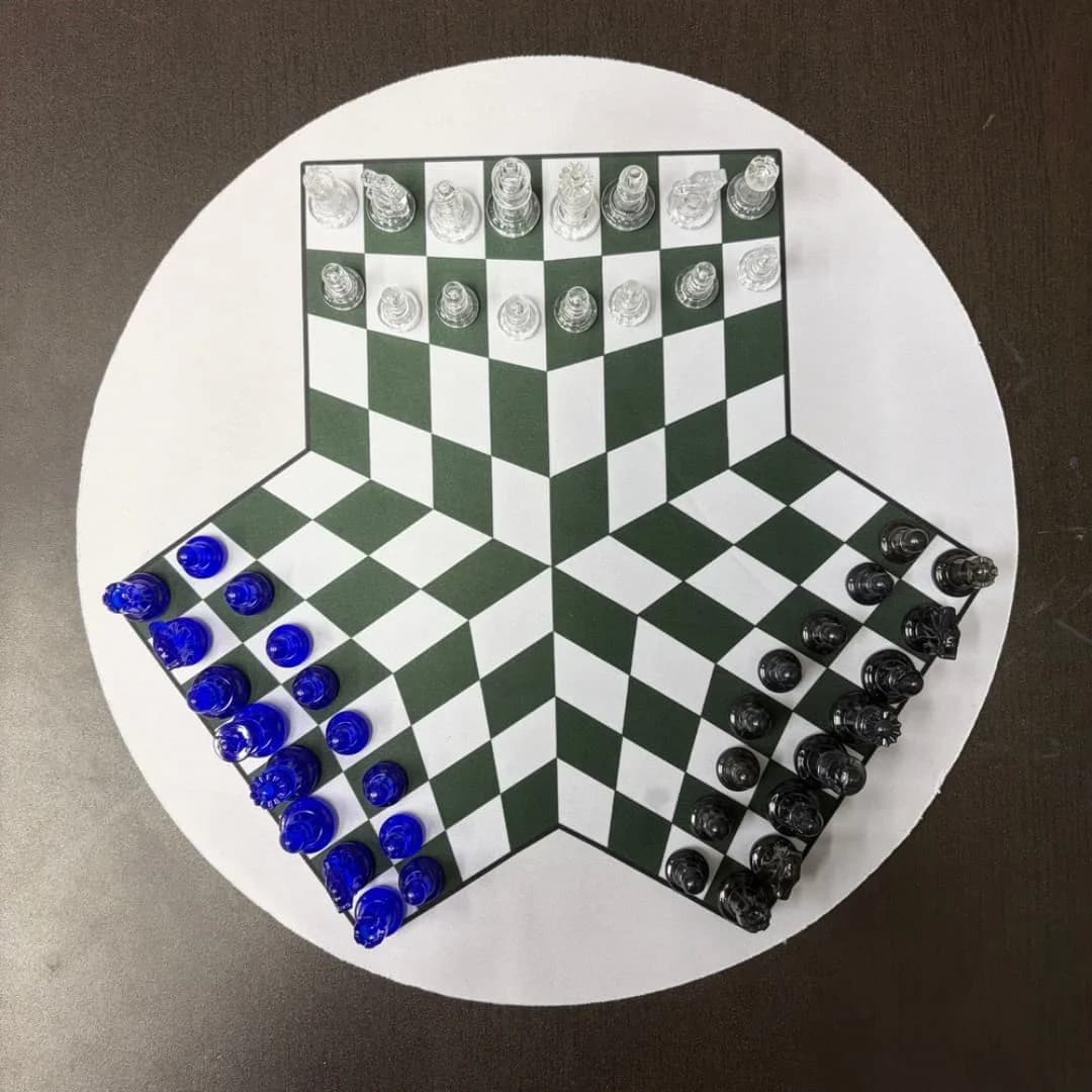 Three-Person Chess Set with three different colors Chess pieces and 1 Chess mat Ideal for Parties family