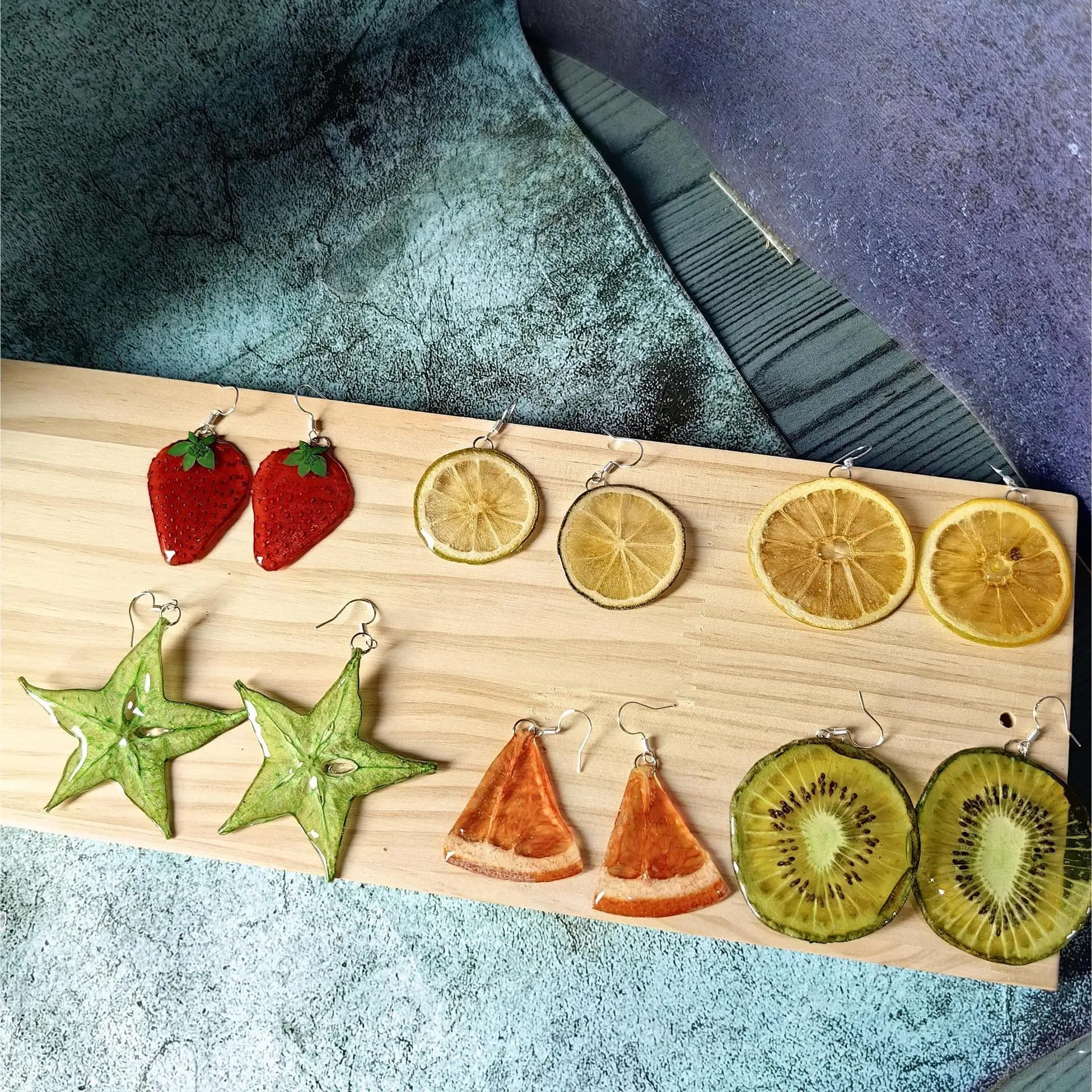 Orecchini Artigianali in Resina Epossidica a Forma di Frutta Naturale: Orecchini Limone e Fragola, Confezione Personalizzata all'Ingrosso