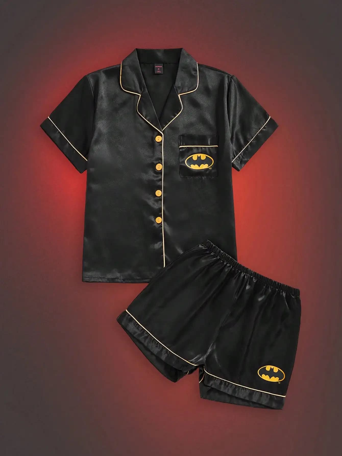 Set Pigiama in Raso Nero con Bordatura Gialla a Contrasto e Stampa Logo Grafico