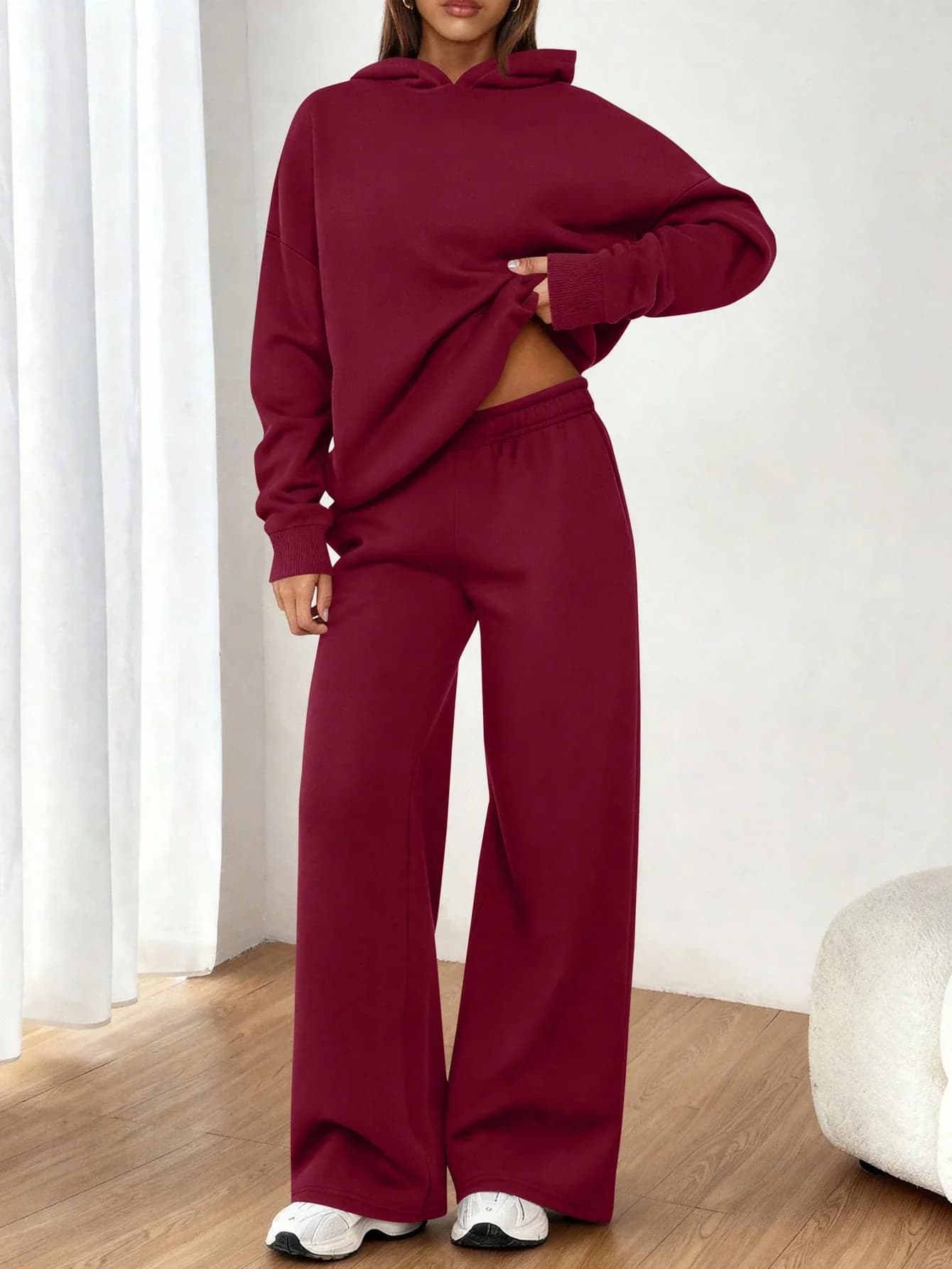 Completo da donna in due pezzi, casual, con felpa a maniche lunghe e pantaloni larghi a gamba larga
