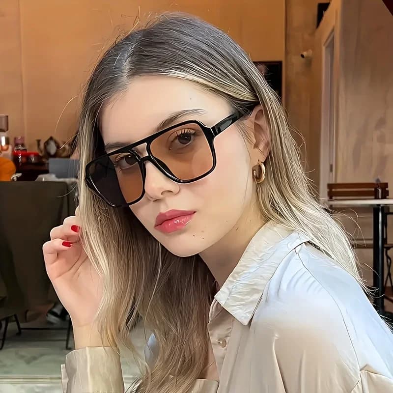 Occhiali rettangolari in plastica con dettagli leopardati da donna alla moda, design a doppia luce, adatti per l'uso quotidiano.