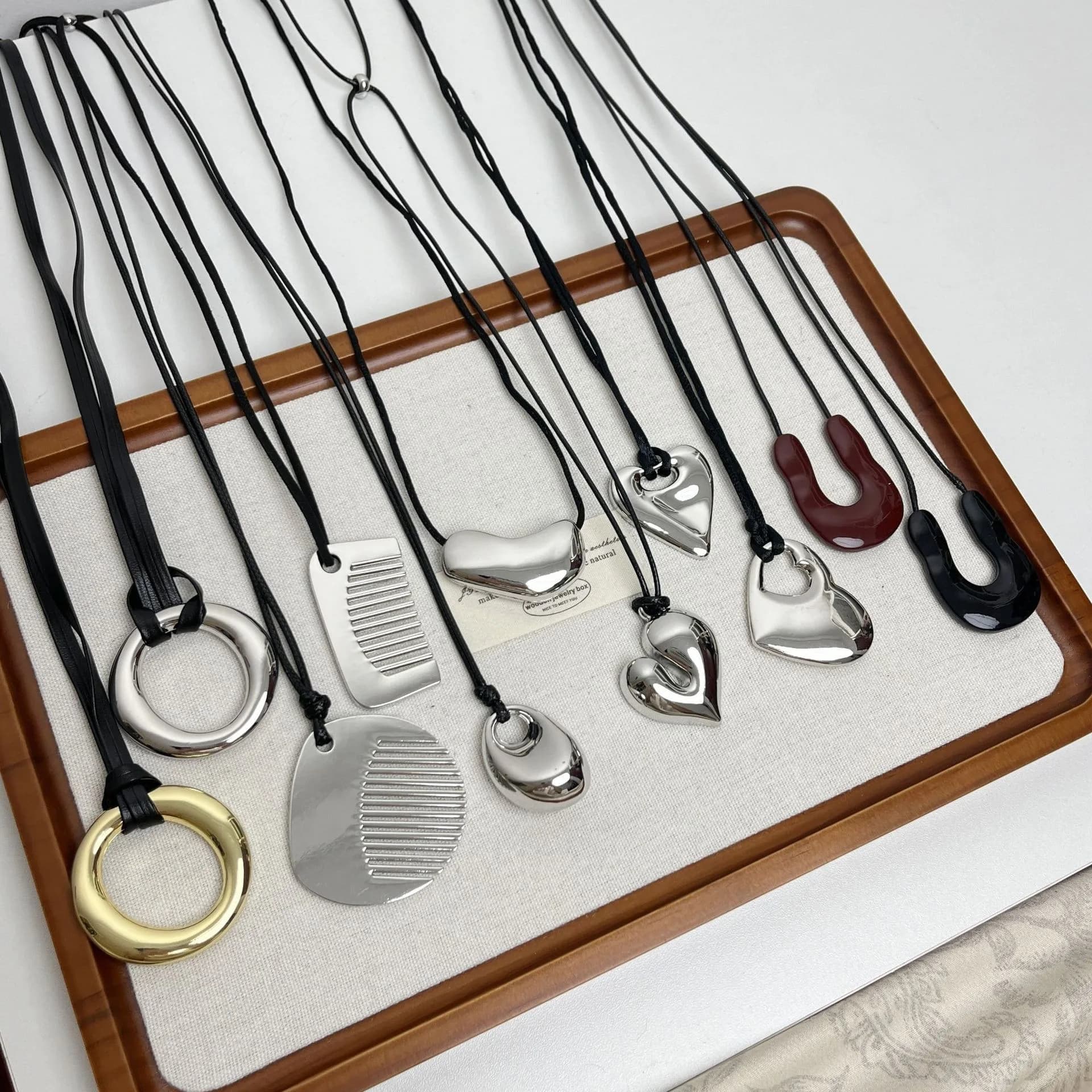 2025 Nuova collana con ciondolo a pettine geometrico irregolare con amore, tirare regolabile, temperamento moda, accessori da donna, regalo