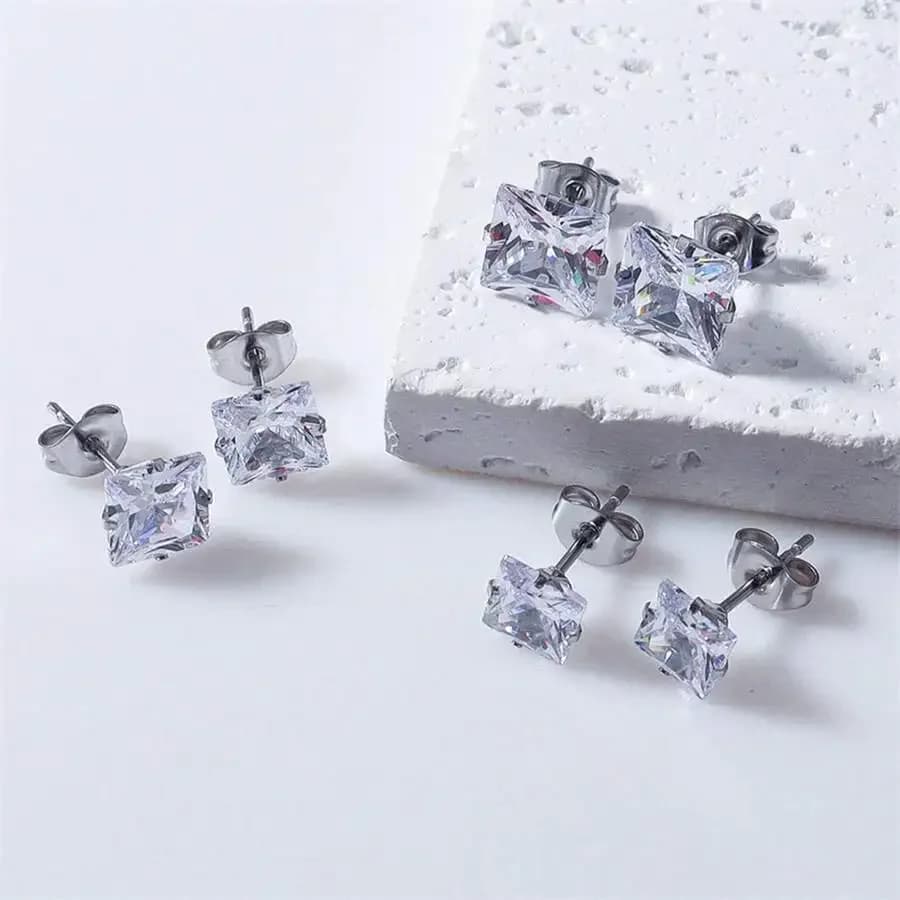 2 orecchini a lobo quadrati con zirconi cubici in acciaio inossidabile, ipoallergenici, unisex, alla moda, casual, per uso quotidiano.