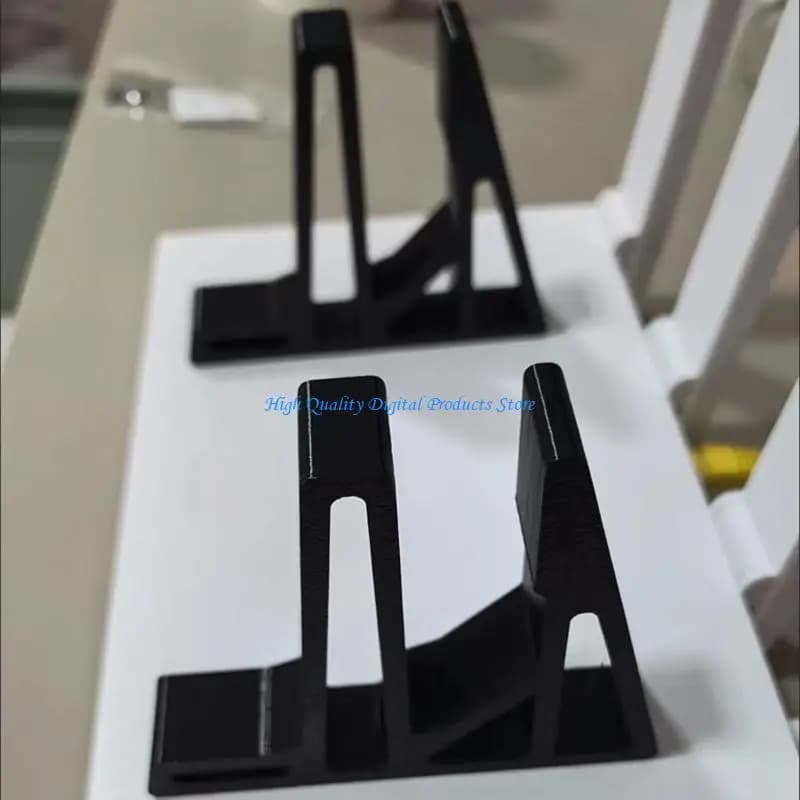 Il supporto montaggio verticale per in plastica per laptop U2JE consente risparmiare spazio sulla scrivania per