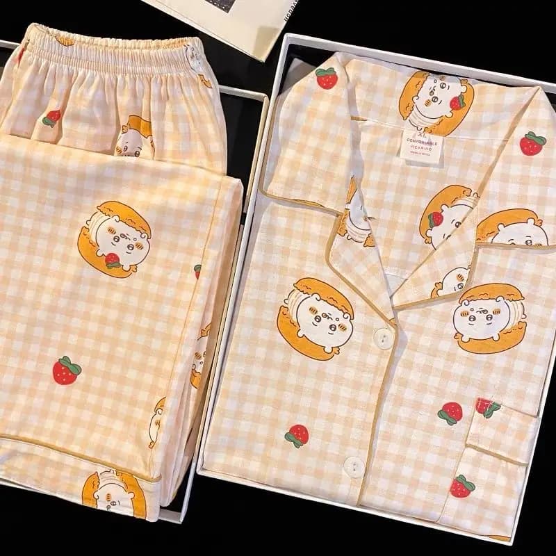 2 Pezzi Pigiama Anime Chiikawa Hachiware, Abbigliamento per Casa, Camicia e Pantaloni Larghi a Maniche Lunghe, Vestiti Domestici, Carino Abbigliamento da Notte, Regalo
