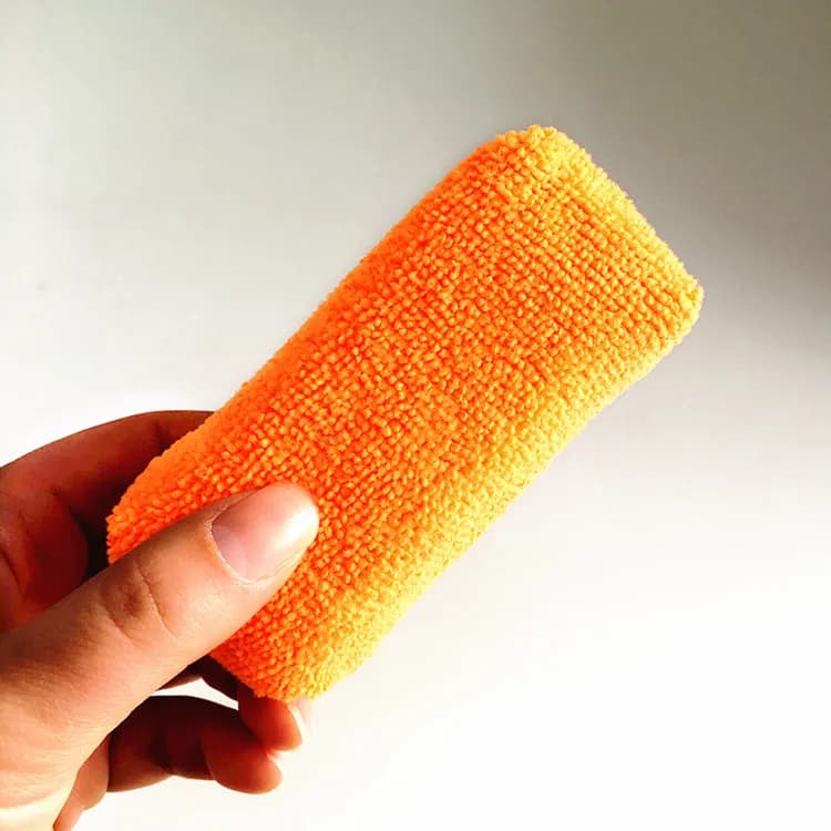 Disponibile in stock Confezione da 450 pezzi Tampone applicatore di cera arancione di piccole dimensioni Blocco di schiuma in spugna in microfibra per fornitura di dettagli auto