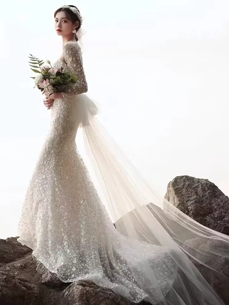 Abito da sposa elegante in pizzo a coda di pesce con maniche lunghe, per esterni, atmosfera raffinata, taglie piccole, nuovo stile 2025
