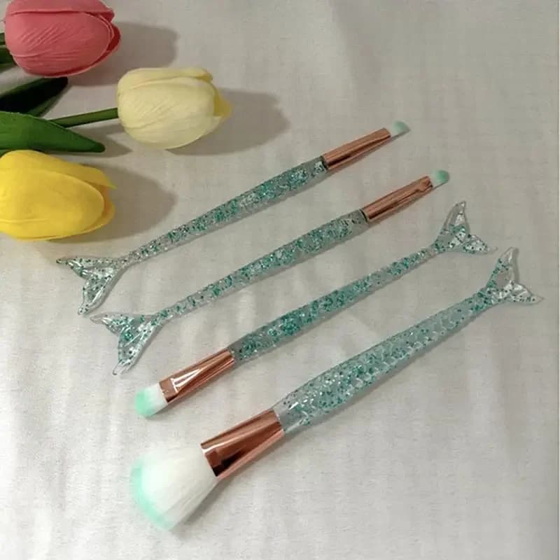 Set di pennelli per trucco a forma di sirena in quattro pezzi – Setole morbide, manico in cristallo, strumenti di bellezza portatili, strumenti per trucco brillanti adatti per fondotinta, fard, ombretto