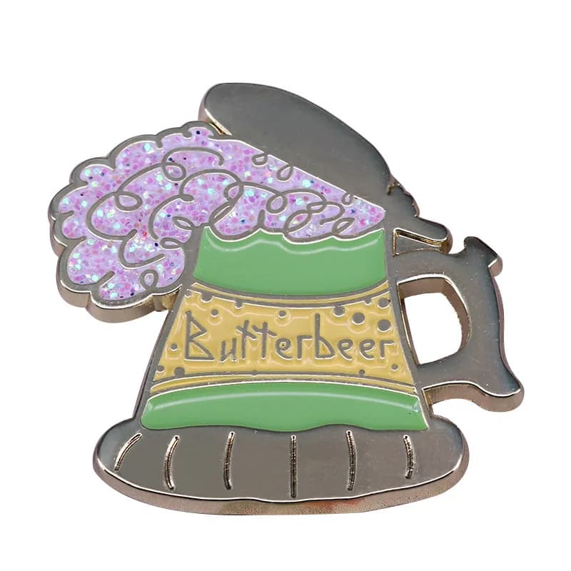 1 pz Spilla in smalto con schiuma glitterata a forma di tazza di Butterbeer, graziosa spilla Kawaii, accessorio estetico a tema fantasy e pop culture per uso quotidiano e regali