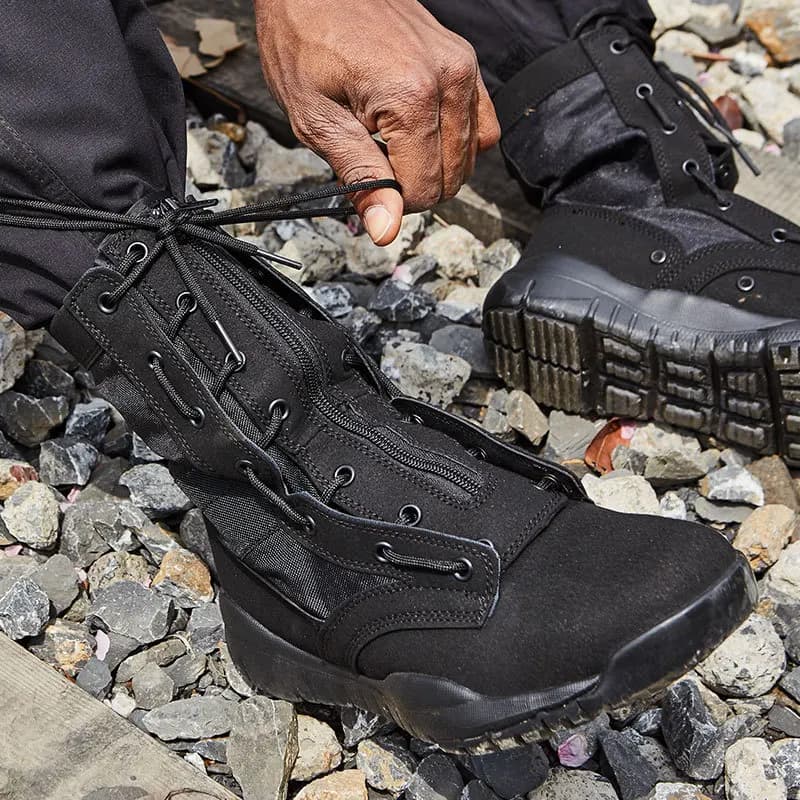 Men's outdoor shoes Breathable light desert boots Hiking shoes black camping boots Training shoes