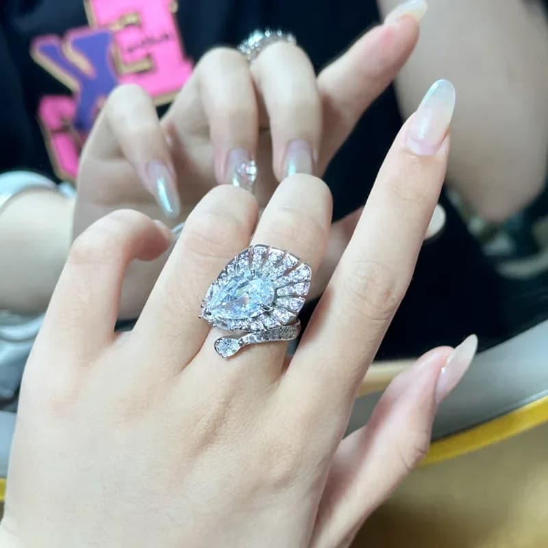 MDL Moissa! Kent Style Hong Kong Counter Nuovo anello di design con piume di pavone Placcato in oro 5 ct Apertura leggera di lusso con abiti da sera