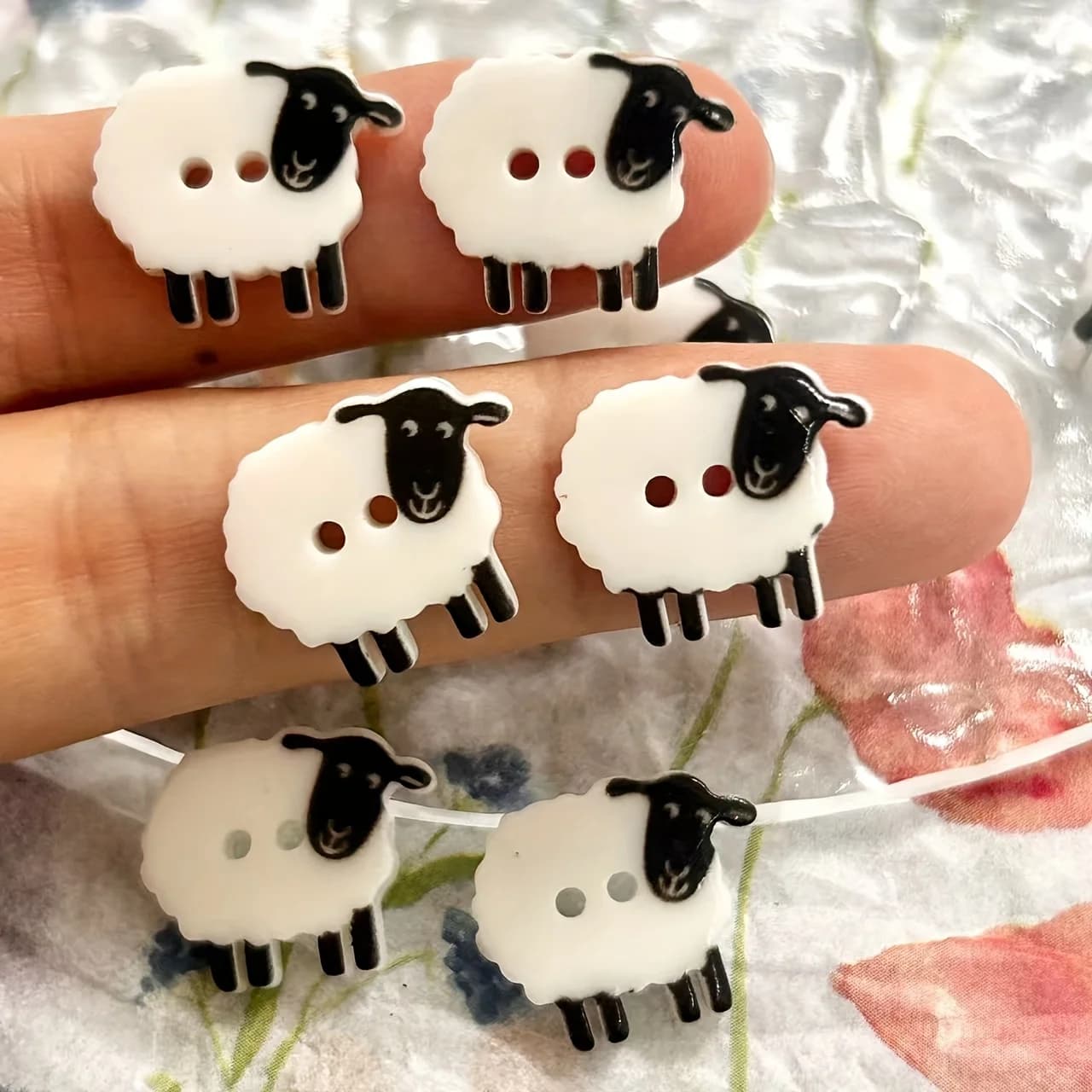 Bottoni in resina a forma di pecora 1/10 con occhi e orecchie neri, consistenza soffice - bottoni rotondi in tessuto fai-da-te adatti per abbigliamento