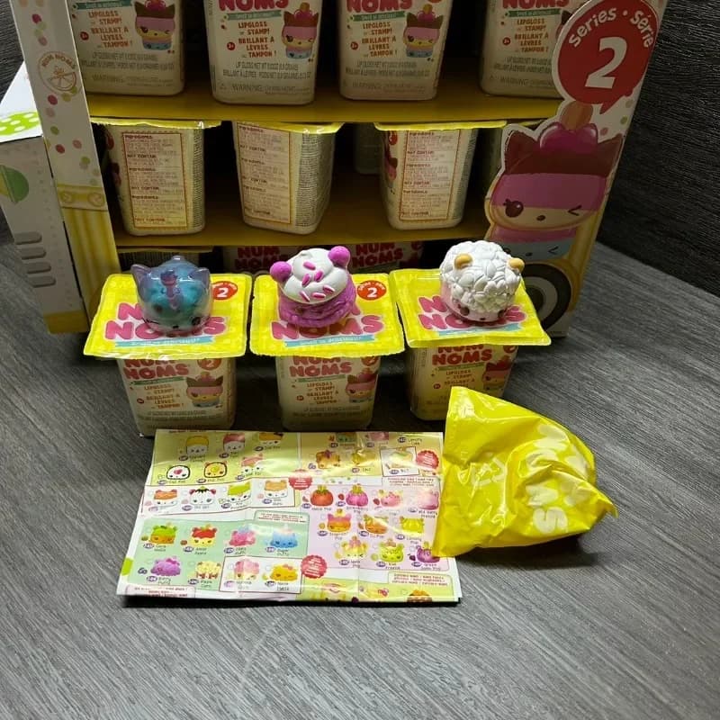 NUM NOMS Bambole profumate Carino melma Mistero Trucco Lucidalabbra Odore Snackables Scatola cieca Collezione di giocattoli Decorazione Regali per bambini
