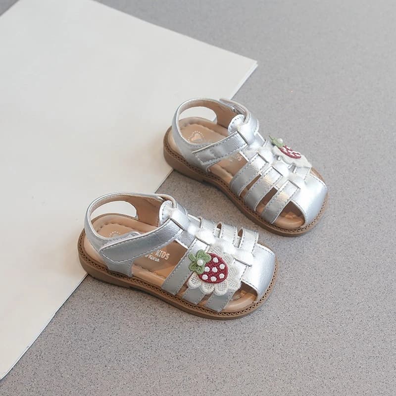 Sandali da bambina con fragole, design intrecciato, punta chiusa, scarpe estive da spiaggia, suola morbida antiscivolo, calzature per neonati, beige e argento