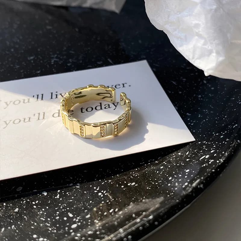 Anello aperto a doppio strato in madreperla bianca alla moda e unico per le donne, anello per dito indice dal design di nicchia, anello di fascia alta versatile e di lusso leggero