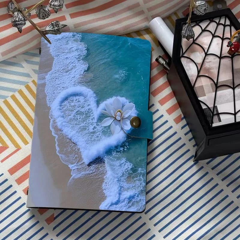 Quaderno con Copertina in Morbida Pelle con Stampa Cuore, Onde Oceaniche e Loto Bianco, Diario Romantico con Paesaggio Tropicale e Spiaggia, con Chiusura a Bottone
