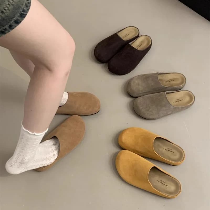 2025New Pantofole da donna Punta chiusa Punta tonda Zoccoli in pelle scamosciata Sandali Autunno Nuovo Retro Tinta unita Fondo piatto Scarpe con cinturino alla caviglia da donna