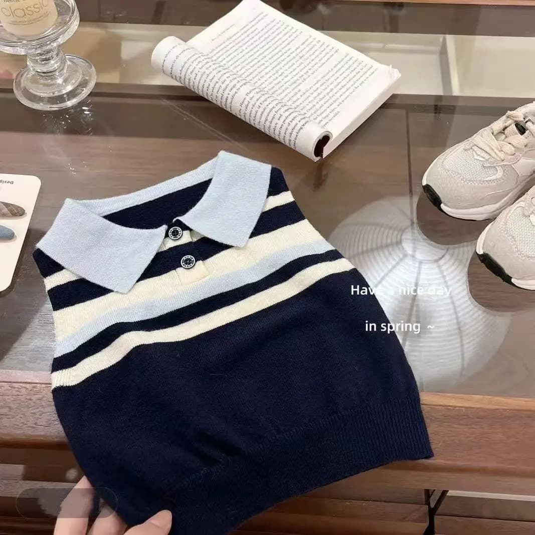 Completo estivo per bambina, nuovo modello alla moda, top senza maniche in maglia con collo a polo e gonna a quadri, set due pezzi, outfit per bambini.