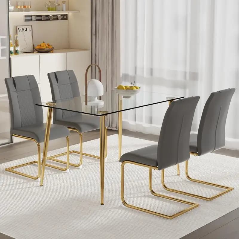 Tavolo da pranzo moderno rettangolare con piano in vetro temperato e gambe in metallo dorato, accompagnato da 4 sedie grigio scuro con gambe dorate,