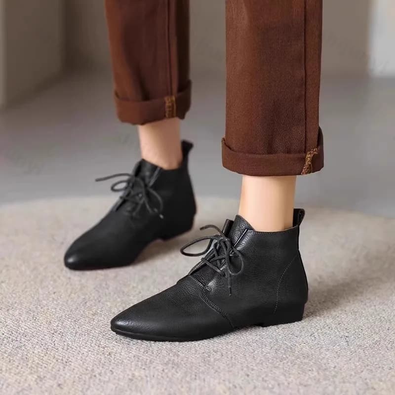 Stivaletti da donna 2025 Pelle Nuove tendenze Scarpe comfort Stringate Moda Stivaletti Chelsea con punta a punta Zapatos classici invernali