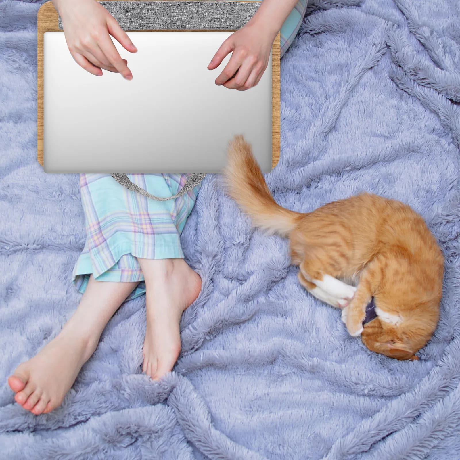Tavolino Pieghevole da Letto Ergonomico con Cuscino per Ginocchia, Pratico Supporto per Laptop e Scrivania Portatile