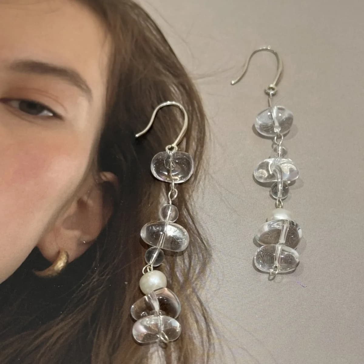 Orecchini estivi fatti a mano con perle naturali di cristallo bianco semplice e irregolare, gancio lungo per l'orecchio per ragazze