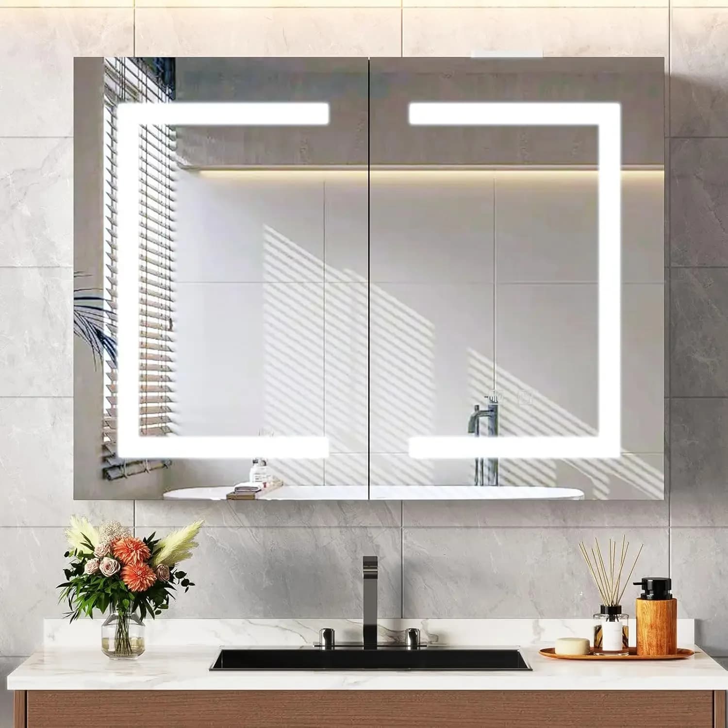 Armadietto da Bagno con Specchio e Luci LED, Specchio da Bagno a Parete con Vano Portaoggetti, Antiappannamento, Prese di Corrente Integrate
