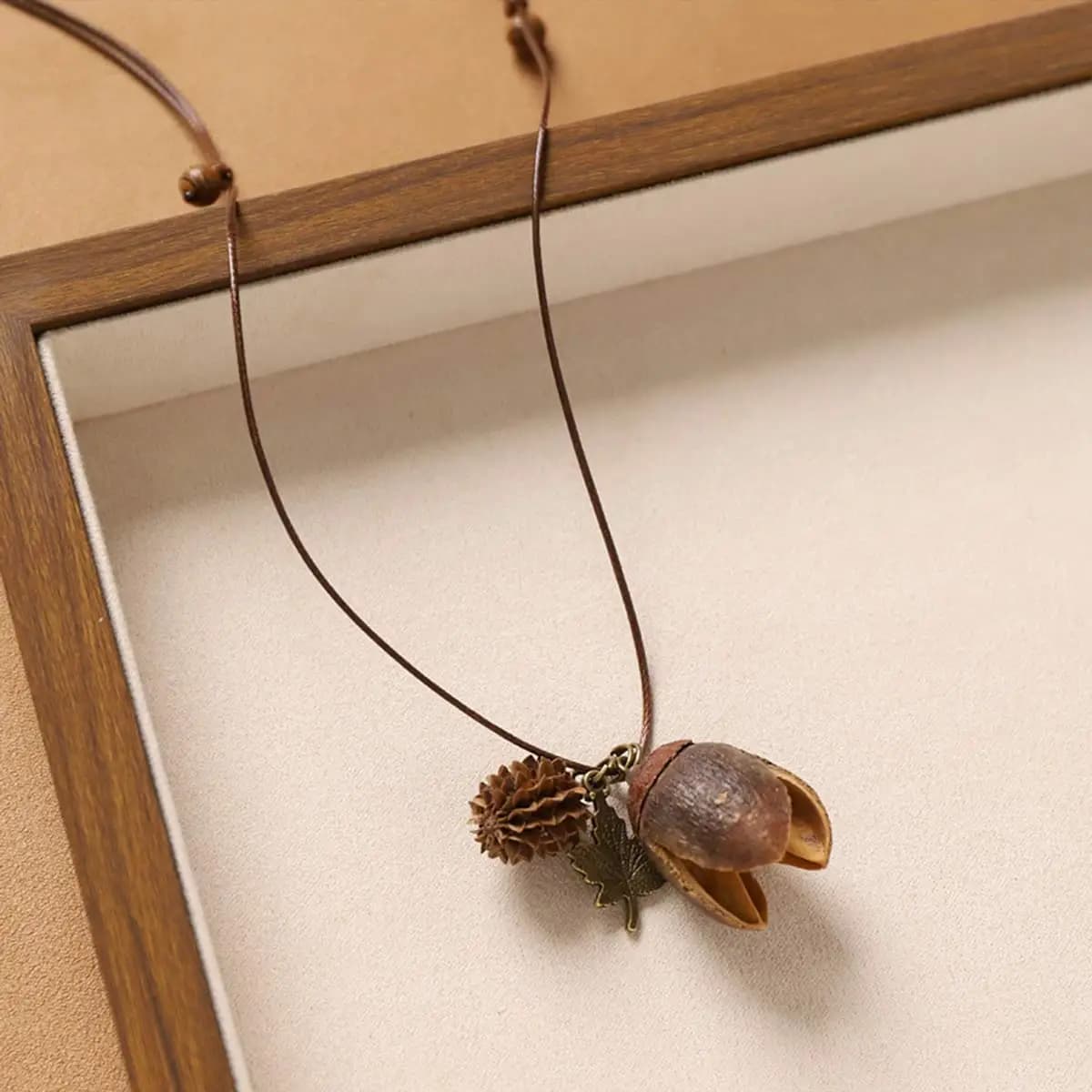 Collana da donna fatta a mano con ciondolo a forma di frutta secca naturale, stile foresta, accessori di nicchia, ideale per viaggi, excursioni e campeggio