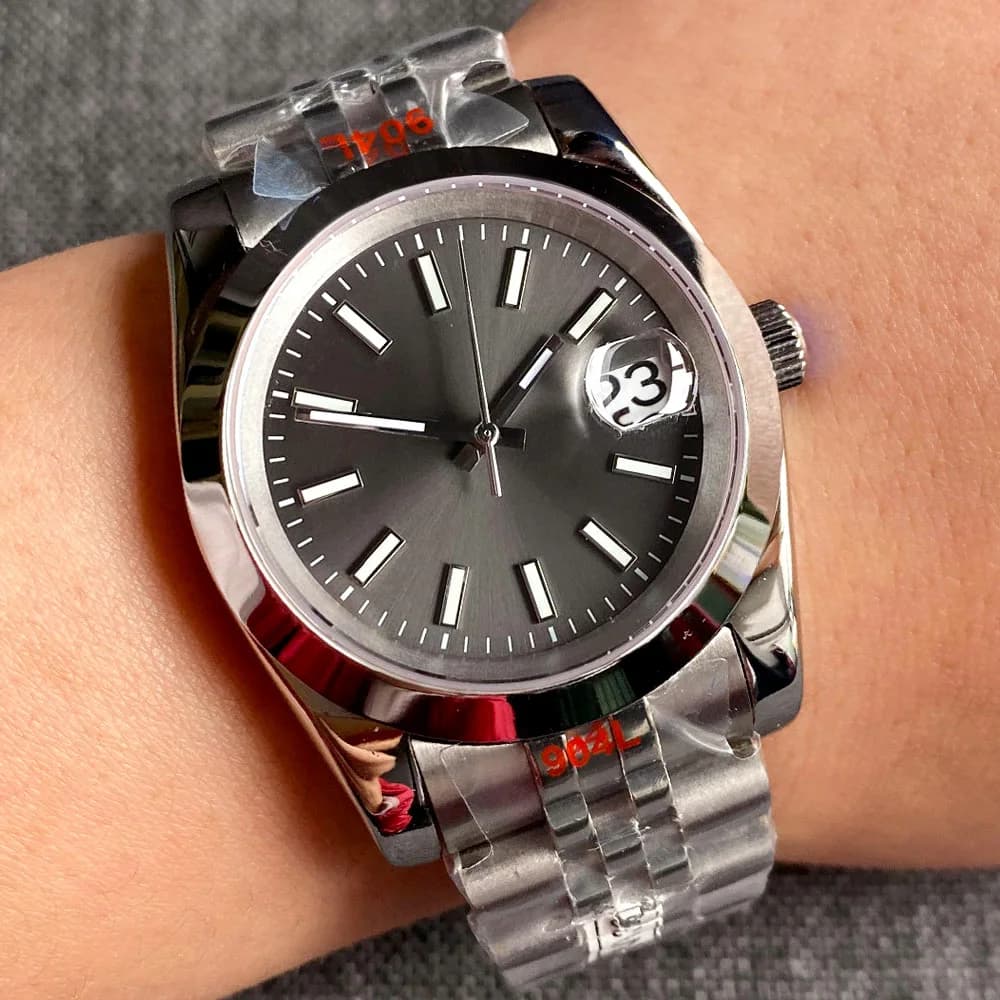 Orologio meccanico da uomo con data e giorno grigio argento NH35A Movt DJ Baton Hand Orologio in acciaio 316L Lunetta fissa 36 39mm