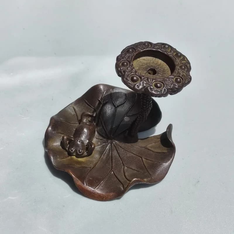 Bastone di incenso a riflusso a forma di rana con foglia di loto solida in rame viola antico cinese