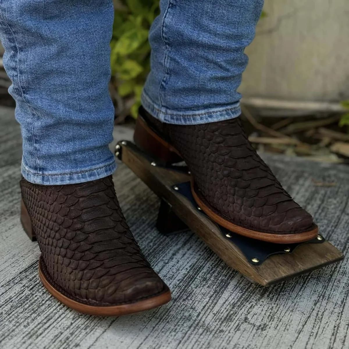 2025 Stivali a punta Moda Slip-on Scarpe da uomo Scarpe da festa di lusso Coccodrillo Punta quadrata Modello serpente Stivale occidentale Mid-cowboy