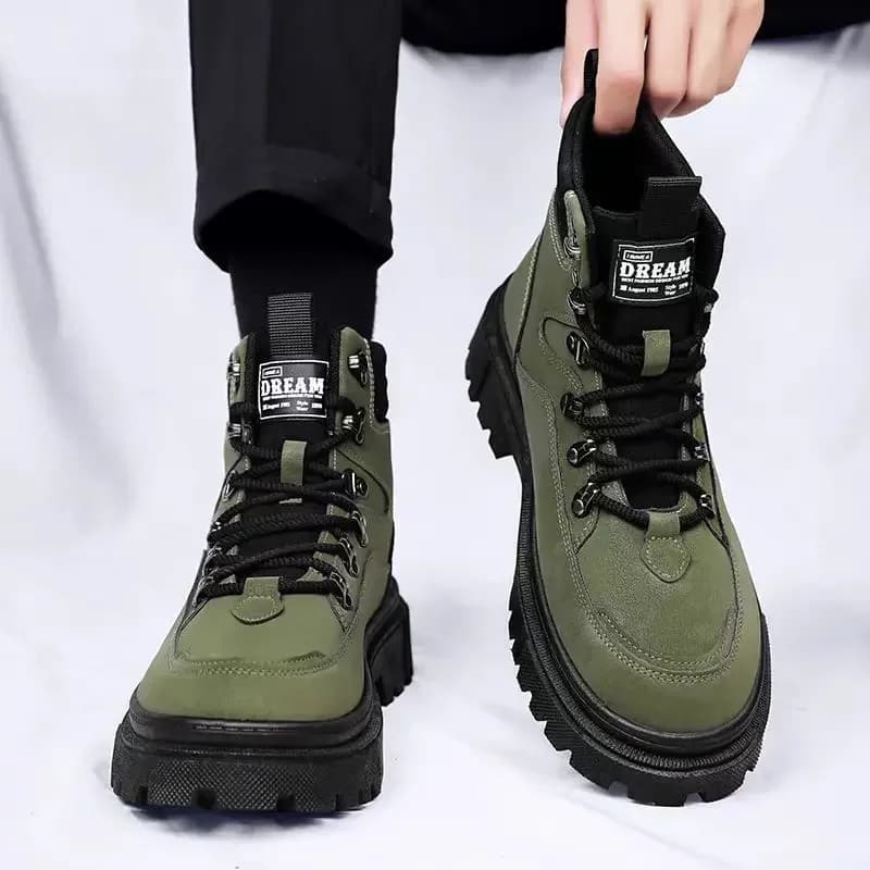 Stivali da uomo 2024 inverno British Lace Up stivali neri altezza crescente suola spessa resistente all'usura scarpe da trekking Comfort antiscivolo