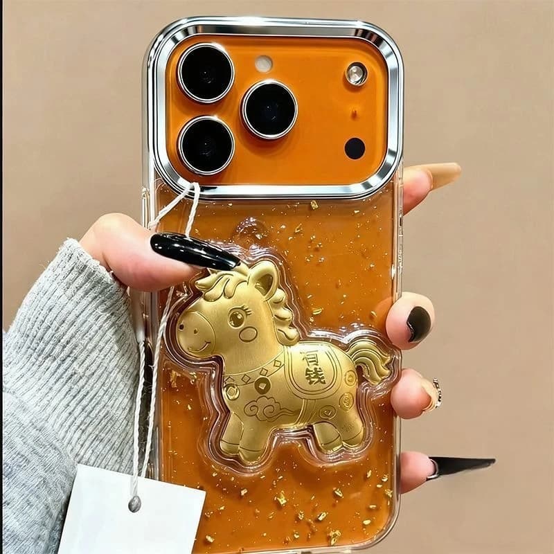 Custodia Glitterata con Foglia d'Oro a Forma di Cavallo per iPhone 17 Air 16 Pro Max 15 14 Plus 13 12 11 Pro Max, Cover Posteriore 'Get Rich' per Capodanno