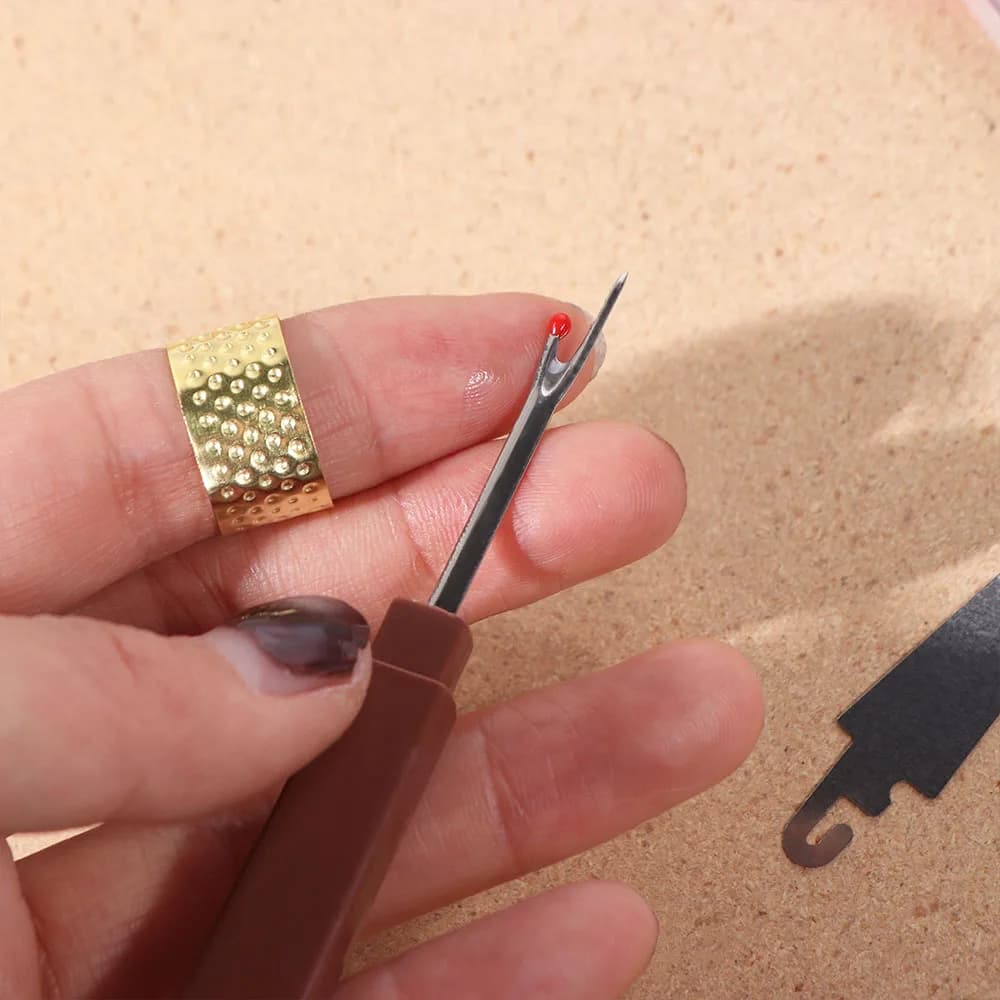 Kit di 37 Aghi da Cucito in Acciaio Inox, Set Portatile con Infilatore, Set di Strumenti per Cucito Manuale Salvaspazio