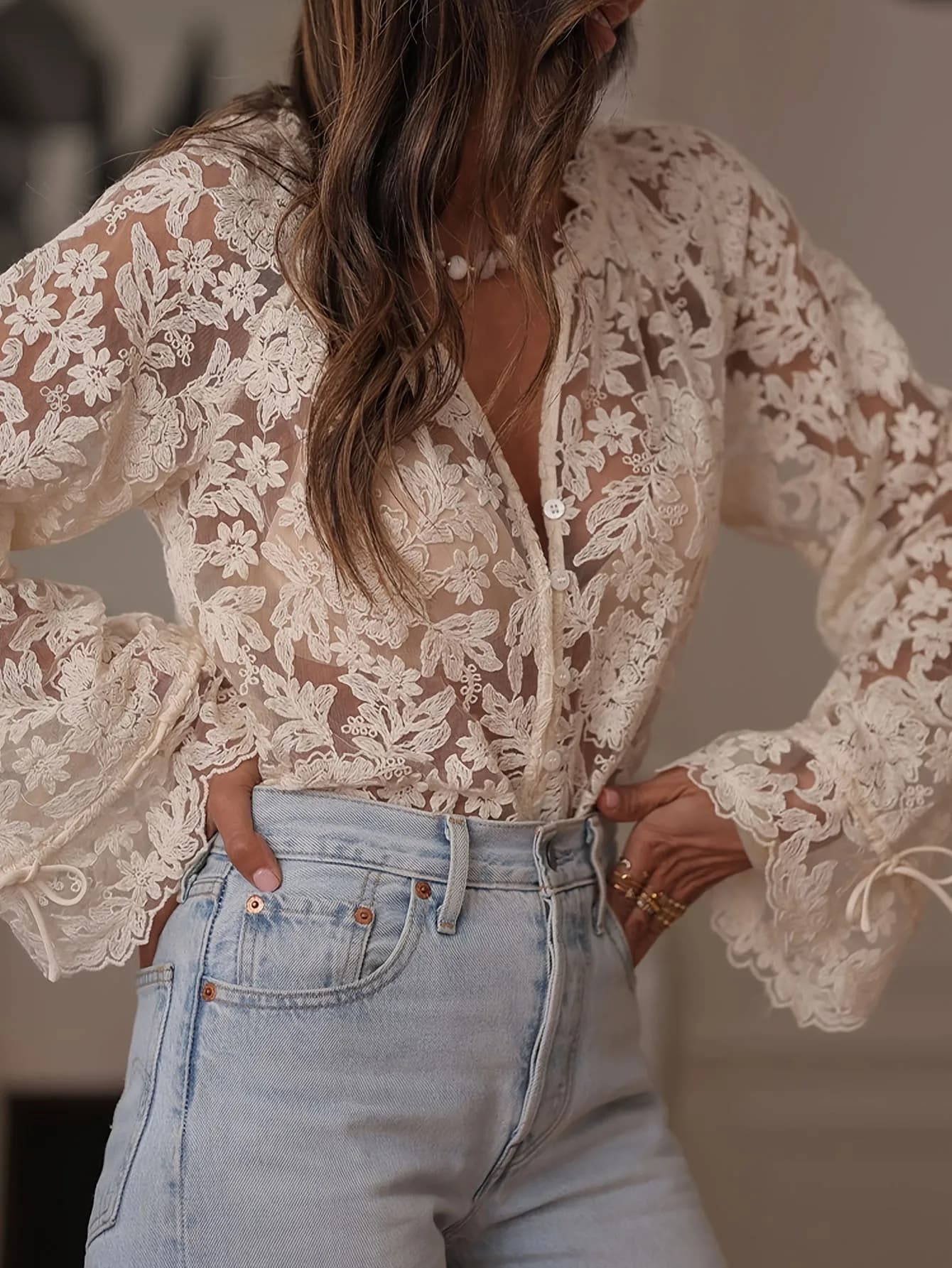 Nuova Camicetta in Pizzo 2026 da Donna, Quattro Colori, Trasparente con Scollo a V, Bottoni, Vita Sottile, Maniche a Campana, Top con Lacci 64082