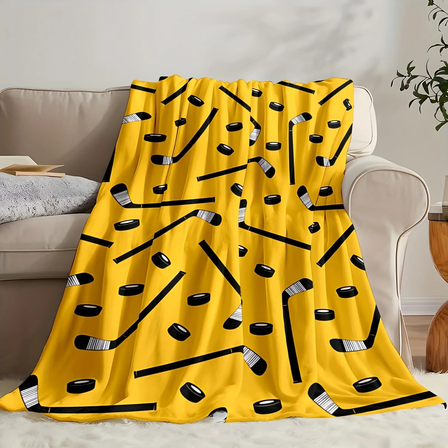 Coperta in flanella a tema hockey su ghiaccio - Giallo vibrante con dischi da hockey - Poliestere morbido per decorazioni per la casa, viaggi, ufficio