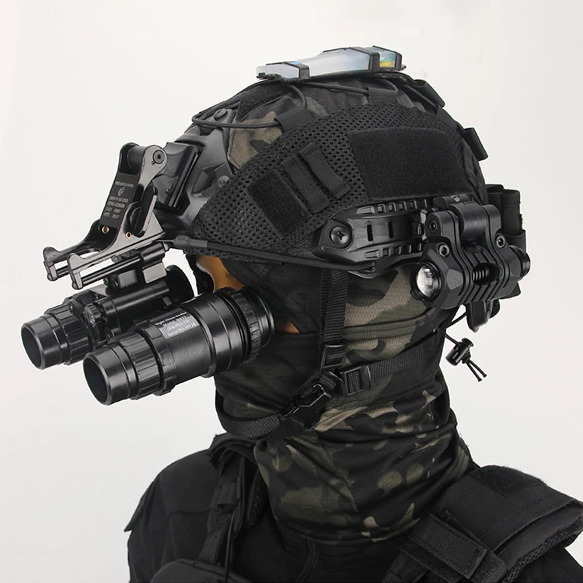 Il set di caschi tattici viene fornito con dispositivo di visione notturna binoculare, adatto per tiro con paintball, caccia, casco softair da campo CS